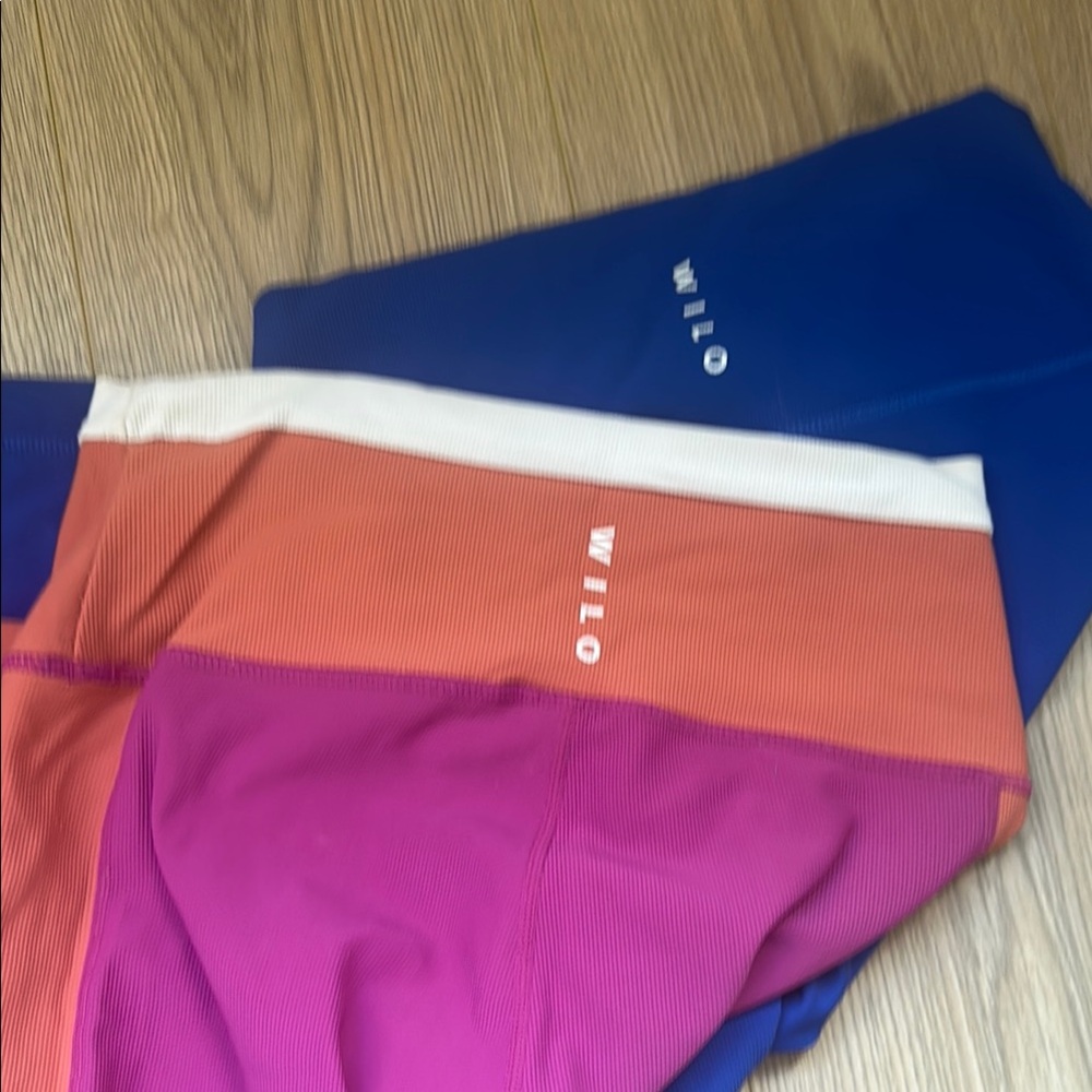 WILO Vibrant Blue and Pink Leggings with Color-Blocking Design